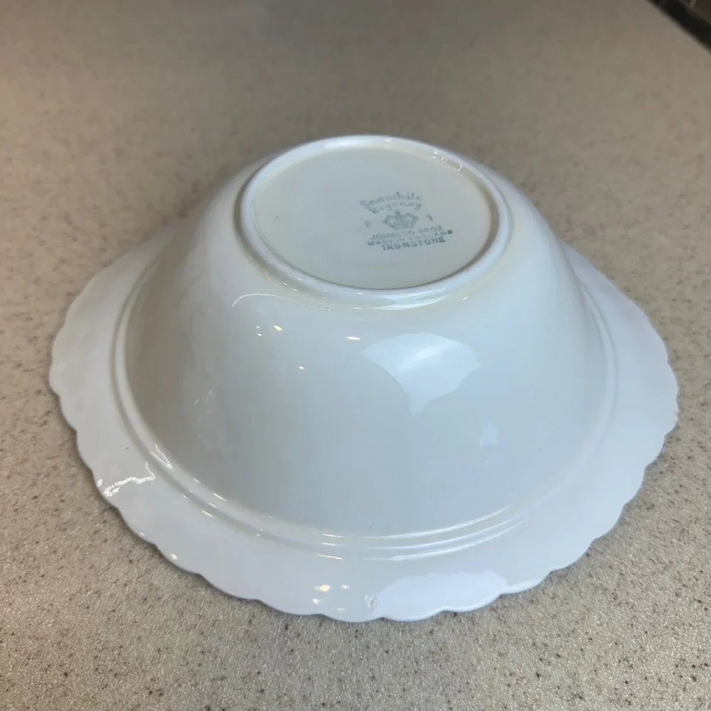 Johnson Bros Snowhite Regency Ironstone Covered Vegetable Tureen White England‎